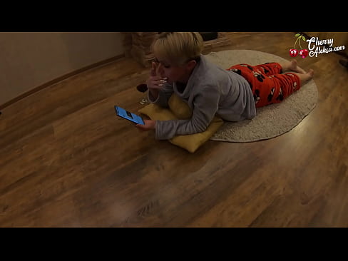 ❤️ Bláznivá blondýnka kouří obrovské péro a poskakuje na něm - anální sex ❤❌ Šukání video u cs.wassell.ru ﹏